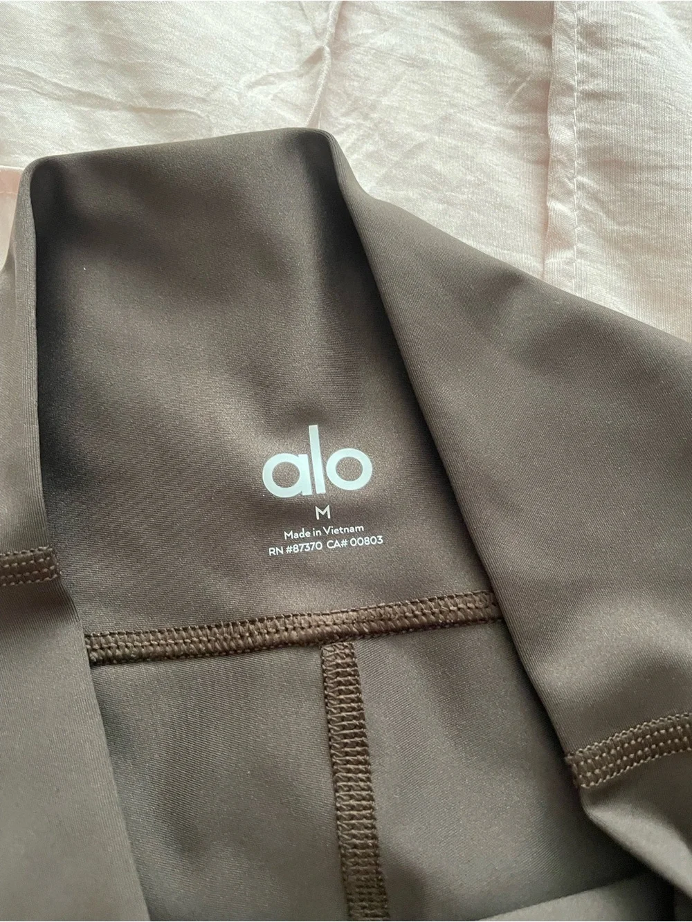 Alo yoga airlift legging bundle. Colors Anthracite & espresso - Picture 3 of 4